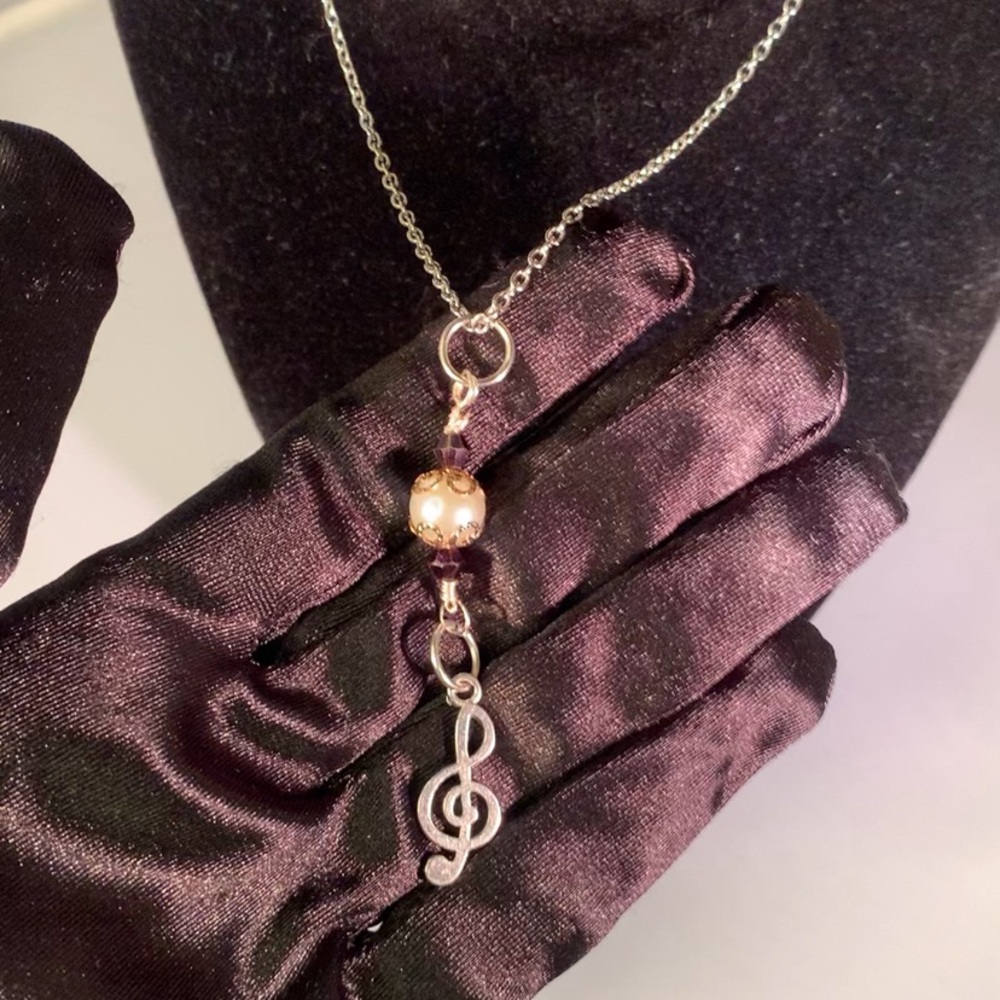 —- SOLD —- SONG JEWEL — Handmade Glass Pearl Bead Pendant Necklace w Music Charm - Picture 4 of 6